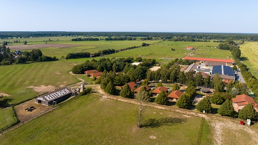 Hundehotel - PLZ 18119 (Deutschland) - Luftbild Ferienanlage - Bernsteinland Hirschburg