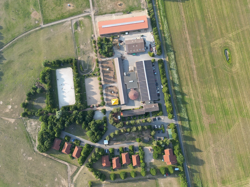 Hundehotel - PLZ 18119 (Deutschland) - Luftbild gesamte Anlage - Bernsteinland Hirschburg