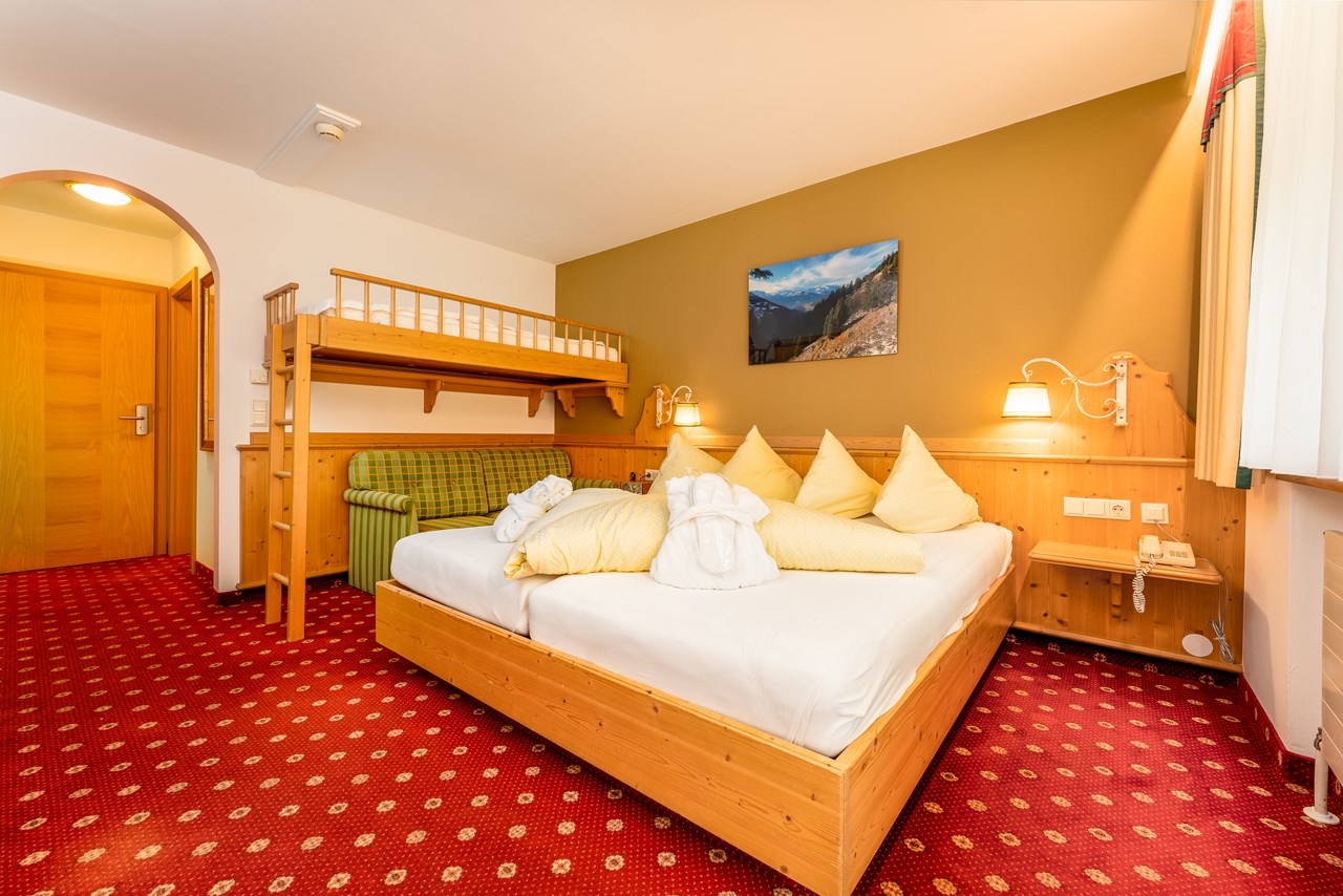 Alpenwohlfühlhotel Dörflwirt  Zimmerkategorien Familienzimmer Bergblick