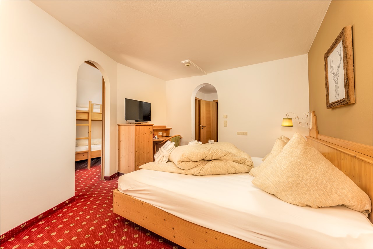Alpenwohlfühlhotel Dörflwirt  Zimmerkategorien Familienzimmer Bergblick deluxe