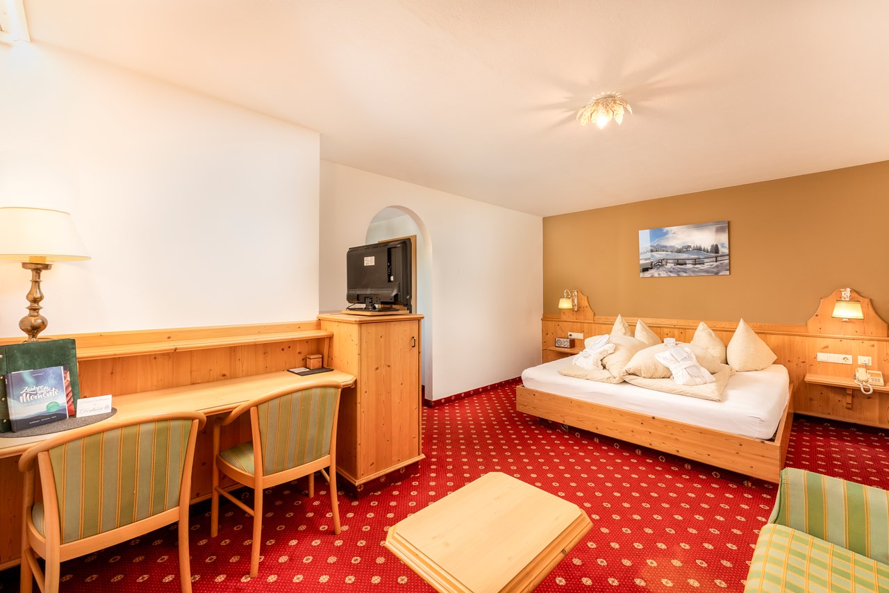 Alpenwohlfühlhotel Dörflwirt  Zimmerkategorien Juniorsuite Bergblick