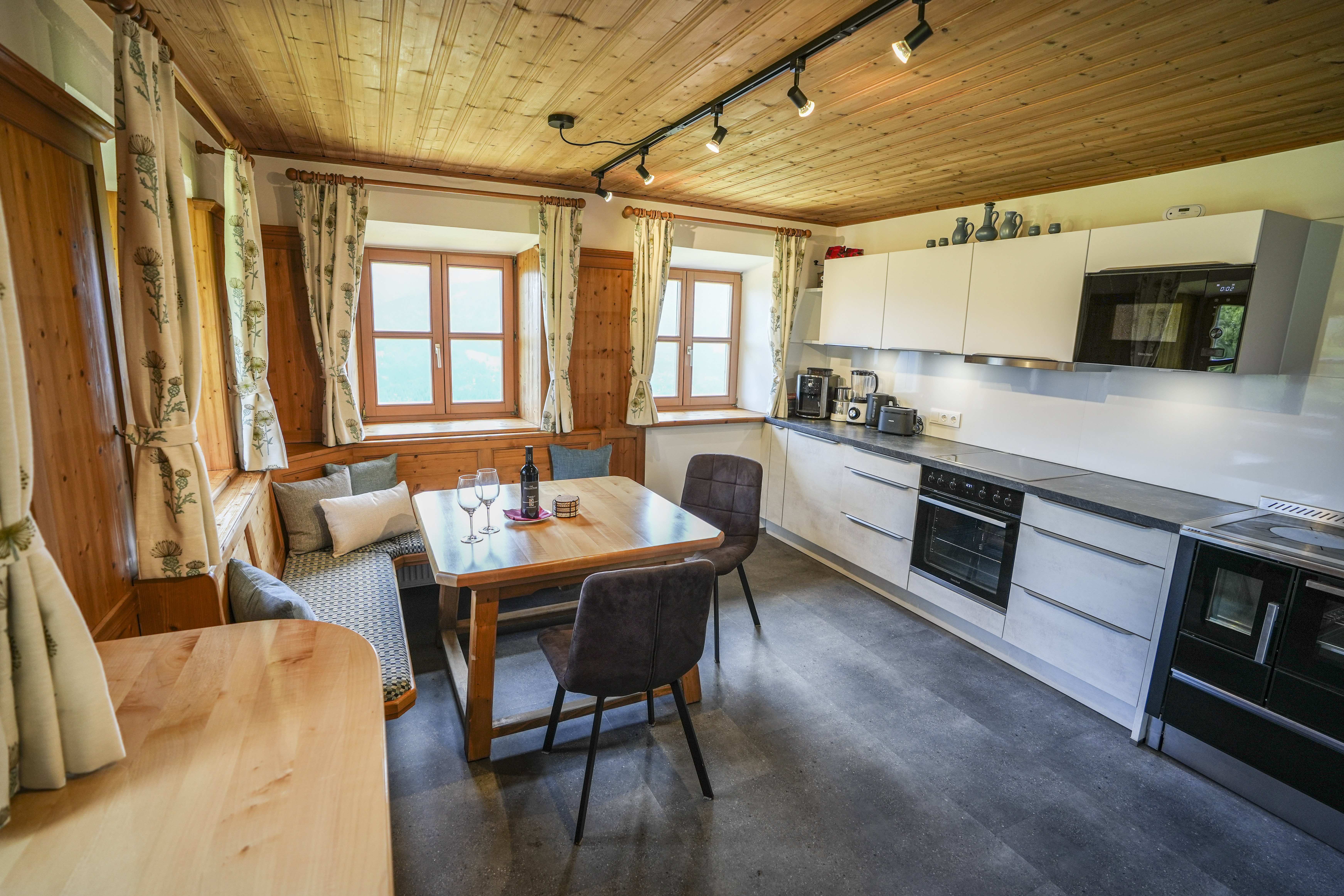 Ferienhaus mit Hund: Küche mit Essbereich im Erdgeschoss - Beim Rauter – Emberger Alm