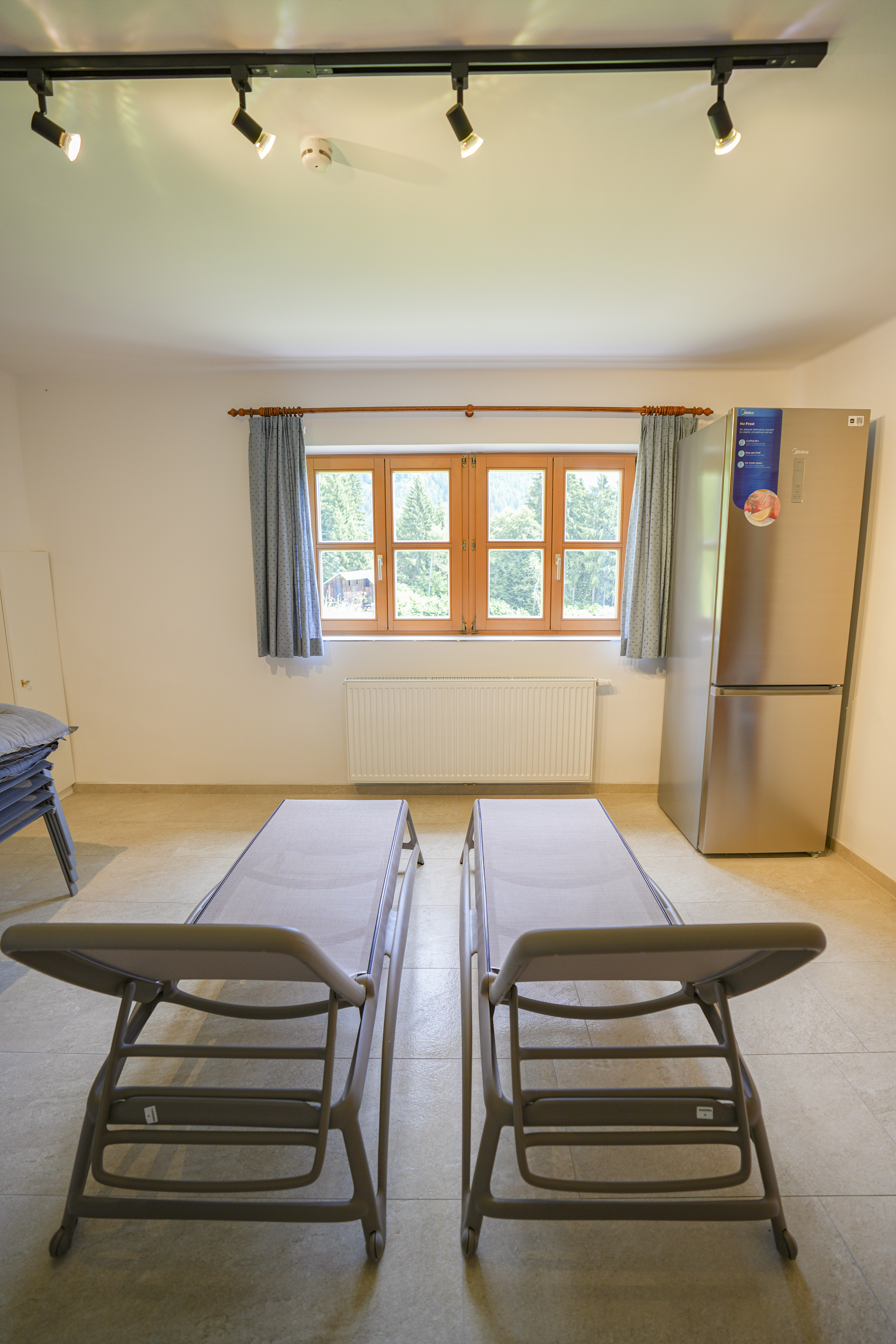 Ferienhaus mit Hund: Lagerraum mit Kühl- und Gefrierschrank, Sonnenliegen und Gartenbestuhlung - Beim Rauter – Emberger Alm