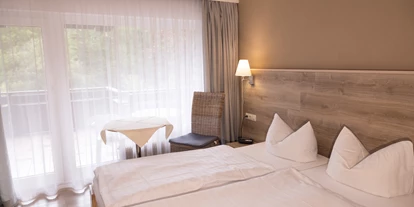 Hundehotel - Verpflegung: Halbpension - Baden-Württemberg - Übernachten im Breitenbacher Hof
Umgeben von der ruhigen Schönheit des Schwarzwalds bietet der Breitenbacher Hof erholsame Übernachtungen in gemütlichen und liebevoll eingerichteten Zimmern. Ob romantischer Kurzurlaub, Wanderabenteuer oder erholsamer Rückzugsort – in unseren Gästezimmern finden Sie den Komfort und die Ruhe, die Sie suchen. Jedes Zimmer ist mit allen wichtigen Annehmlichkeiten ausgestattet, die Ihren Aufenthalt erholsam und angenehm machen.
 - Breitenbacher Hof