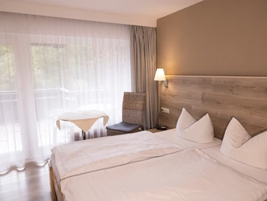 Urlaub-mit-Hund: Übernachten im Breitenbacher Hof
Umgeben von der ruhigen Schönheit des Schwarzwalds bietet der Breitenbacher Hof erholsame Übernachtungen in gemütlichen und liebevoll eingerichteten Zimmern. Ob romantischer Kurzurlaub, Wanderabenteuer oder erholsamer Rückzugsort – in unseren Gästezimmern finden Sie den Komfort und die Ruhe, die Sie suchen. Jedes Zimmer ist mit allen wichtigen Annehmlichkeiten ausgestattet, die Ihren Aufenthalt erholsam und angenehm machen.
 - Breitenbacher Hof - Essen | Trinken, Wohnen | Schlafen