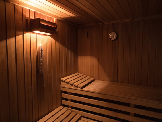 Urlaub-mit-Hund: 
Wellness & Massage
Nehmen Sie sich einen Moment Zeit für sich – entspannen Sie sich, tanken Sie neue Kraft und fühlen Sie sich wie neugeboren. Im Breitenbacher Hof bieten wir Ihnen eine Auswahl an traditionellen und modernen Massagen, die Ihnen helfen, tief zu entspannen und den Alltagsstress hinter sich zu lassen. - Breitenbacher Hof - Wasser | Wellness