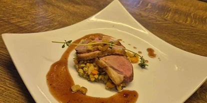 Hundehotel - Verpflegung: Halbpension - Baden-Württemberg - Restaurant Breitenbacher Hof
Genießen Sie den authentischen Geschmack des Schwarzwalds in gemütlicher und stilvoller Atmosphäre. Unser Restaurant bietet Ihnen frische, saisonale Gerichte aus der regionalen und internationalen Küche – mit viel Liebe zum Detail zubereitet. Freuen Sie sich auf badische Weine, hausgemachte Spezialitäten und einen herzlichen Service, der Ihren Besuch unvergesslich macht. - Breitenbacher Hof
