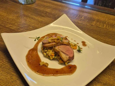 Urlaub-mit-Hund: Restaurant Breitenbacher Hof
Genießen Sie den authentischen Geschmack des Schwarzwalds in gemütlicher und stilvoller Atmosphäre. Unser Restaurant bietet Ihnen frische, saisonale Gerichte aus der regionalen und internationalen Küche – mit viel Liebe zum Detail zubereitet. Freuen Sie sich auf badische Weine, hausgemachte Spezialitäten und einen herzlichen Service, der Ihren Besuch unvergesslich macht. - Breitenbacher Hof - Essen | Trinken