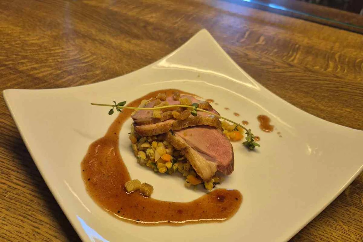 Urlaub-mit-Hund: Restaurant Breitenbacher Hof
Genießen Sie den authentischen Geschmack des Schwarzwalds in gemütlicher und stilvoller Atmosphäre. Unser Restaurant bietet Ihnen frische, saisonale Gerichte aus der regionalen und internationalen Küche – mit viel Liebe zum Detail zubereitet. Freuen Sie sich auf badische Weine, hausgemachte Spezialitäten und einen herzlichen Service, der Ihren Besuch unvergesslich macht. - Breitenbacher Hof - Essen | Trinken