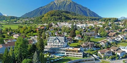 Hundehotel - WLAN - Saanenmöser - Hotel mit Parkanlage und mit dem Berg Niesen im Hintergrund - Belvédère Strandhotel Spiez