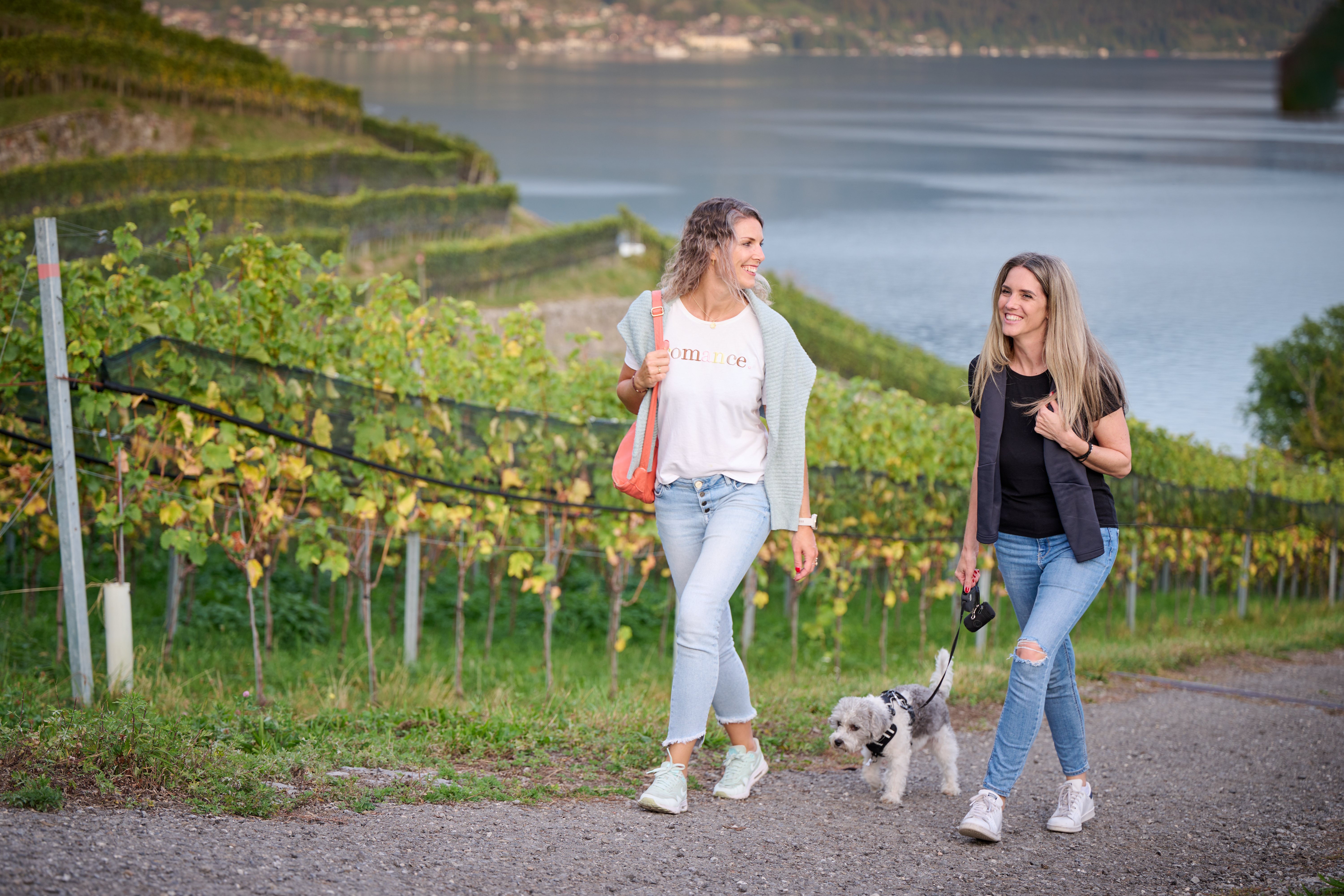Urlaub-mit-Hund: zwei Frauen am spazieren mit Hund - Belvédère Strandhotel Spiez - Haus | Umgebung, Urlaub mit Hund