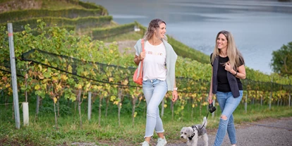 Hundehotel - WLAN - Saanenmöser - zwei Frauen am spazieren mit Hund - Belvédère Strandhotel Spiez