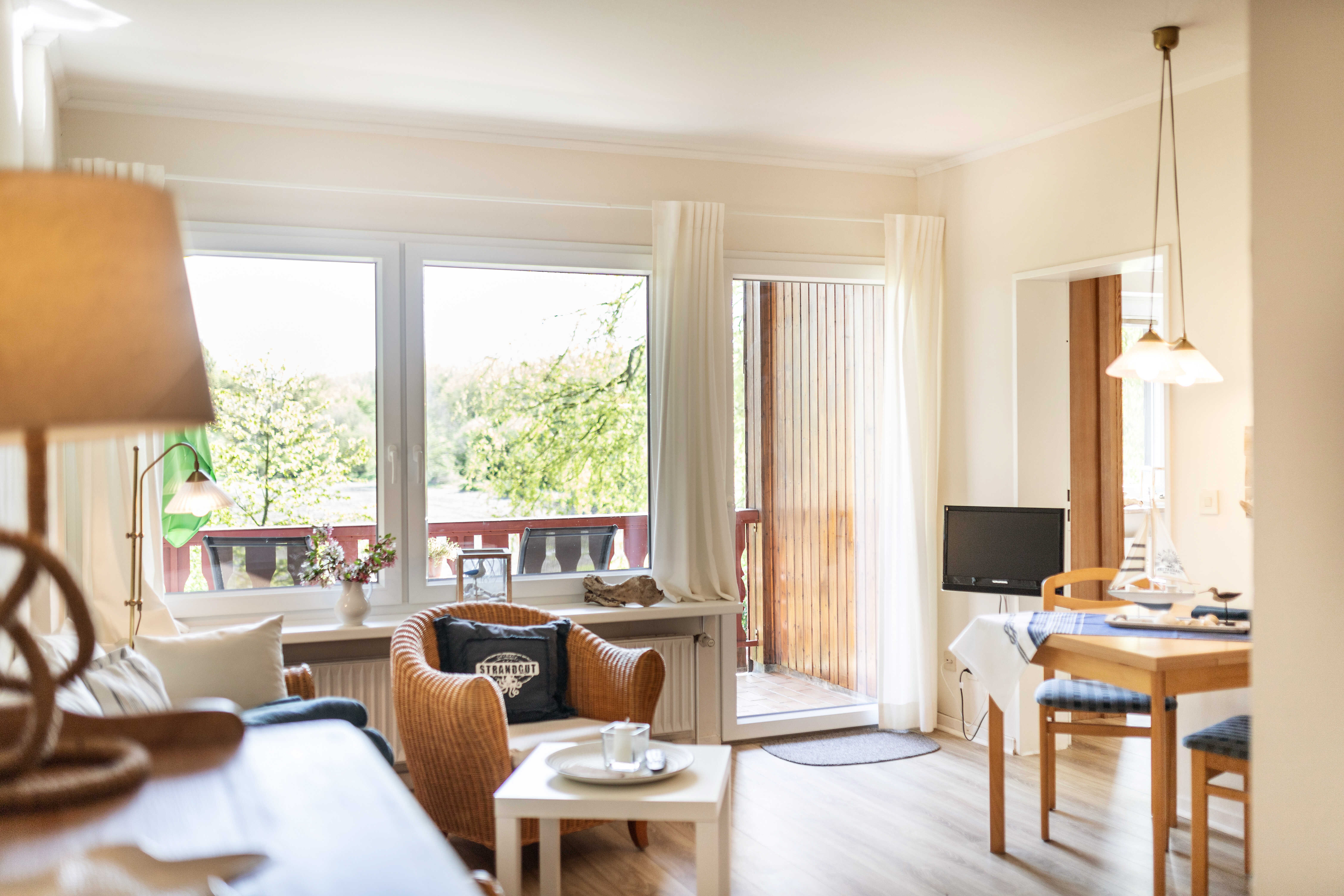 Urlaub-mit-Hund: Wohnzimmer Treibgut - Immenhagen Ferienwohnungen - Wohnen | Schlafen