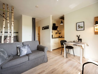Hundehotel - Sauna - Grömitz - Wohnzimmer mit Schlafecke und Pantry Wildwechsel  - Immenhagen Ferienwohnungen
