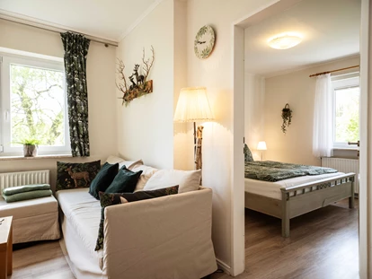Hundehotel - Sauna - Grömitz - Wohnzimmer mit Blick ins Schlafzimmer vom Waldleben - Immenhagen Ferienwohnungen