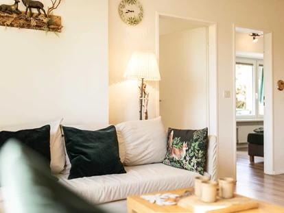 Hundehotel - Sauna - Grömitz - Wohnzimmer mit Blick ins Kinderzimmer vom Waldleben - Immenhagen Ferienwohnungen