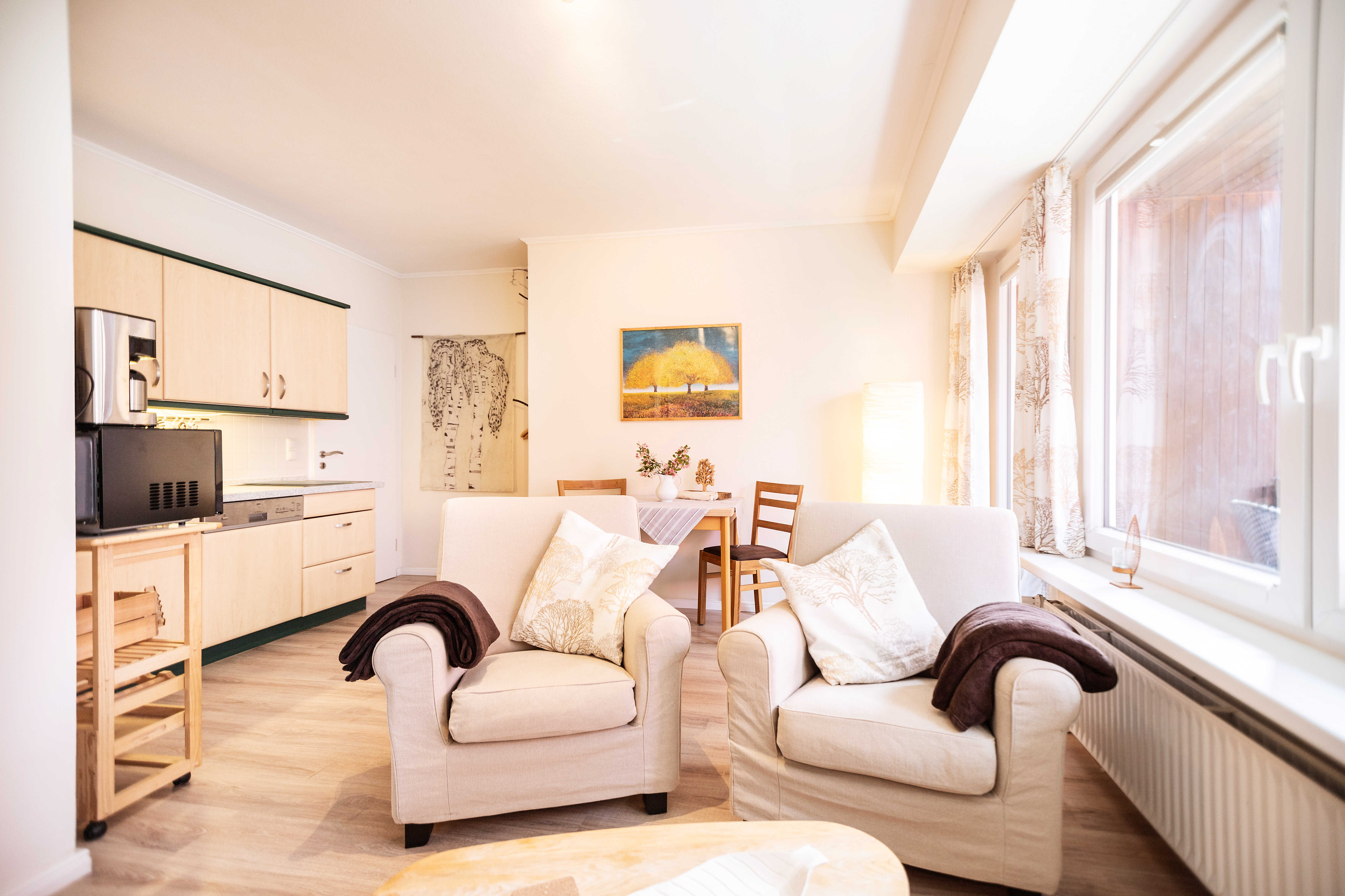 Urlaub-mit-Hund: Wohnbereich und Küche Baum-t-raum - Immenhagen Ferienwohnungen - Wohnen | Schlafen