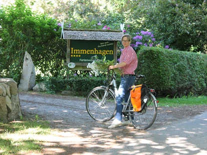 Hundehotel - Sauna - Grömitz - Willkommen auf Immenhagen,
mitten in der Holsteinschen Schweiz erwarten sie zwölf voll ausgestattete Ferienwohnungen mitten in einer parkähnlichen Gartenanlage. Jede Ferienwohnung hat ihr eigenes Motto und ist dem entsprechend Eingerichtet. Alle Wohungen verfügen über eine Küchenzeile, ein Duschbad, eine Terrasse oder Balkon. Wenn auf dem Tennisplatz kein Agilitytraining statt findet, ist er zum Tennisspiel frei.
Das Frühstück (24 Std. Vorbestellung und mit Aufpreis) liefern wir nach Absprache in die Ferienwohnung, wo sie dann in Ruhe den Tag beginnen können.
Auf unserer Website finden sie viele Informationen über Restaurants in der Nähe, Aktivitäten speziell für Hund und Mensch, sowie viele Ausflugsziele, die wir selber erkundt haben.
Und: "Sprechenden Menschen kann geholfen werden! Also fragen sie, was sie interessiert. - Immenhagen Ferienwohnungen