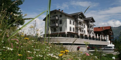 Hundehotel - Verpflegung: Frühstück - Vella - The Alpina von Aussen - The Alpina Mountain Resort
