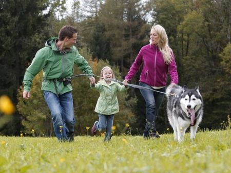 Urlaub-mit-Hund: Urlaubsspaß für Familie mit Hund - Wildkräuterhotel Steinschalerhof