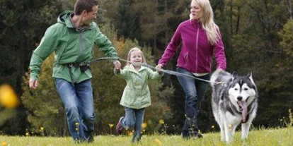 Hundehotel - Pools: Schwimmteich - Urlaubsspaß für Familie mit Hund - Wildkräuterhotel Steinschalerhof