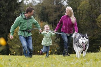 Urlaub-mit-Hund: Urlaubsspaß für Familie mit Hund - Wildkräuterhotel Steinschalerhof
