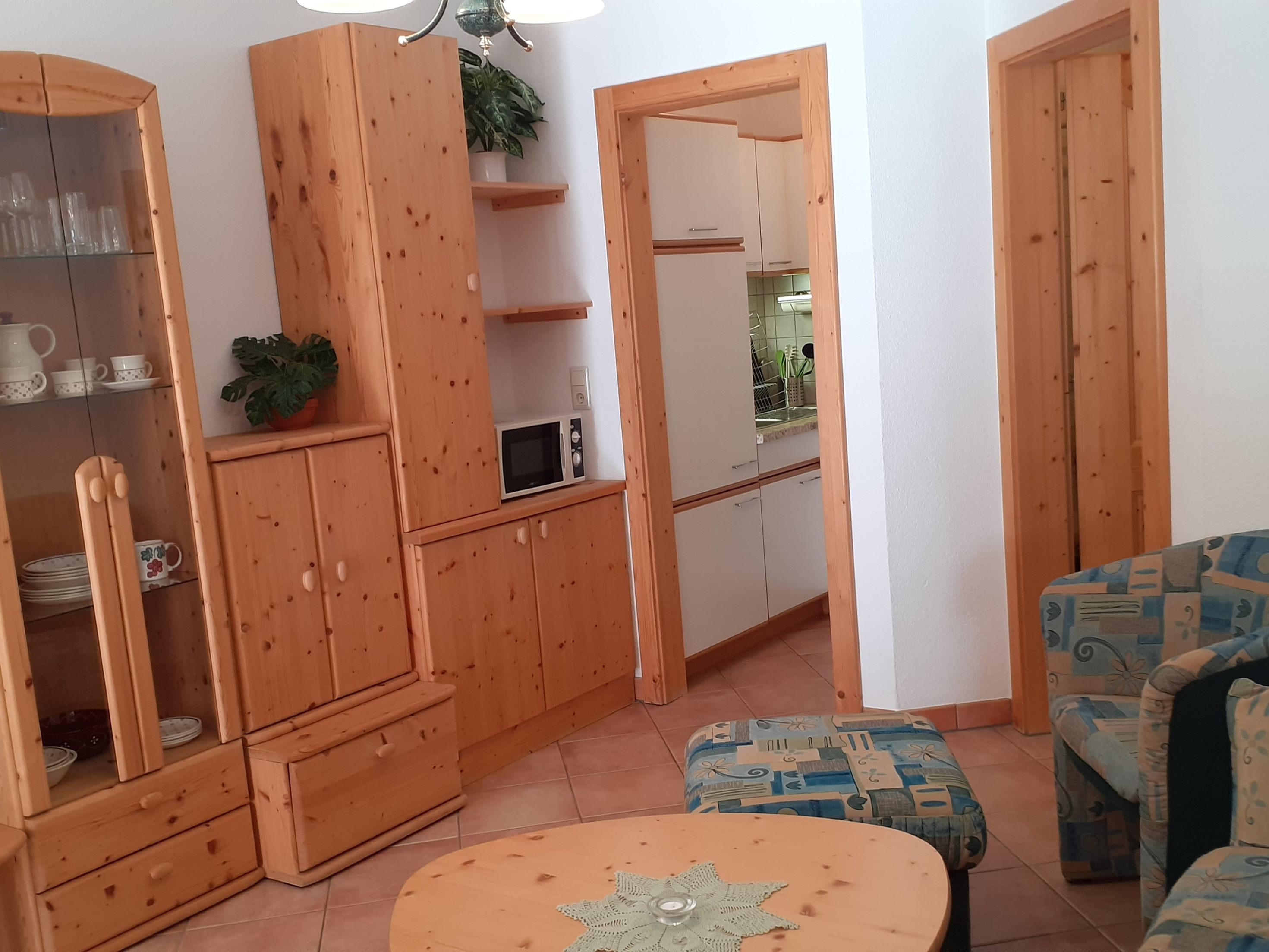 Ferienhaus mit Hund: Naturholzmöbel im Wohnbereich - Abseits