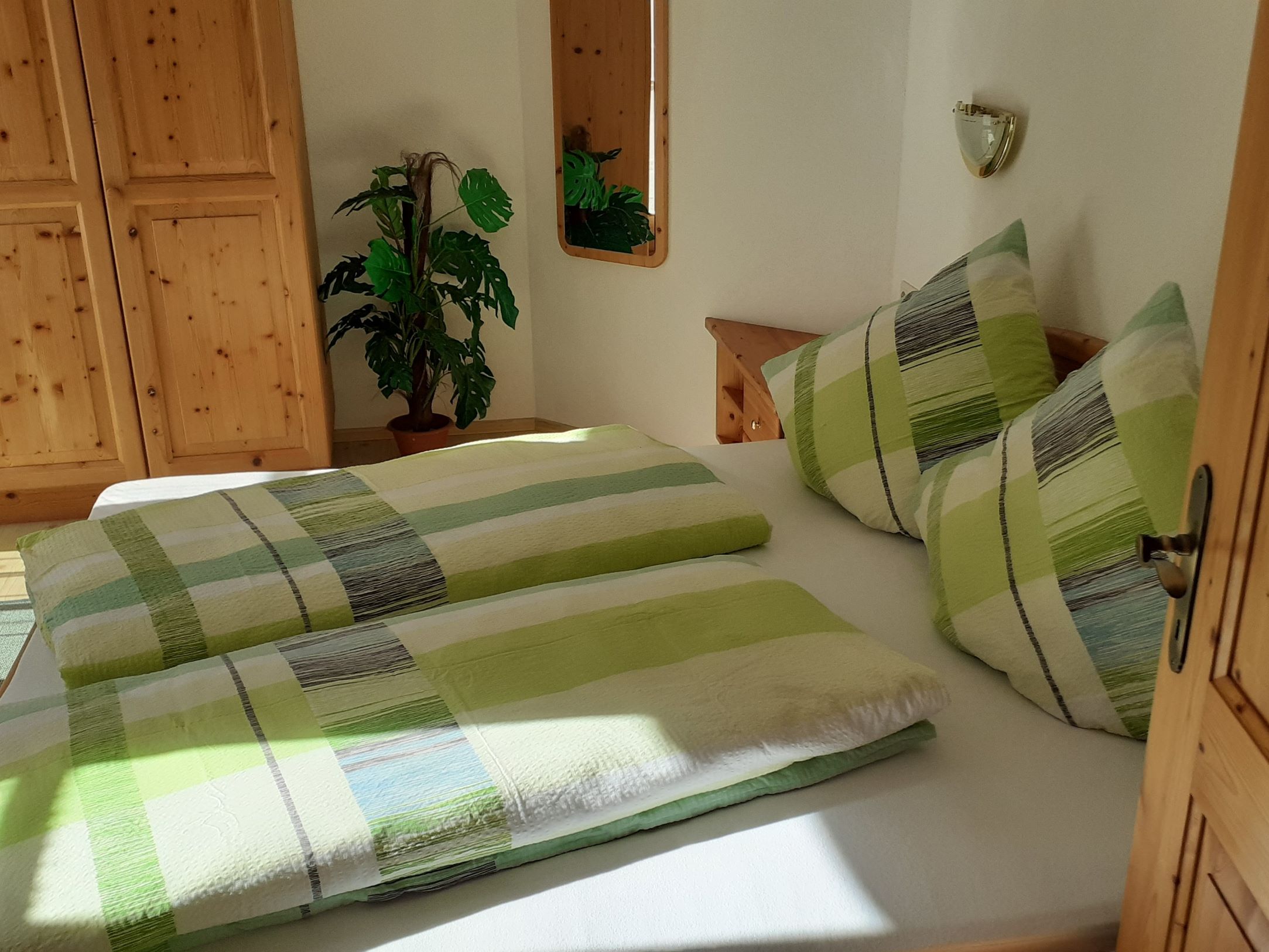 Ferienhaus mit Hund: Helles gemütliches Schlafzimmer mit Vollholzmöbel - Abseits