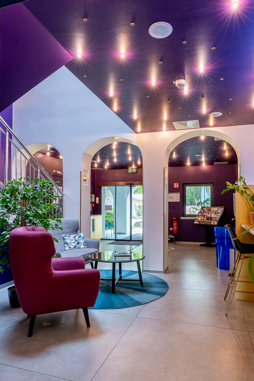 Urlaub-mit-Hund: Lobby - Das Schreder Hotel North Free Parking - Haus | Umgebung