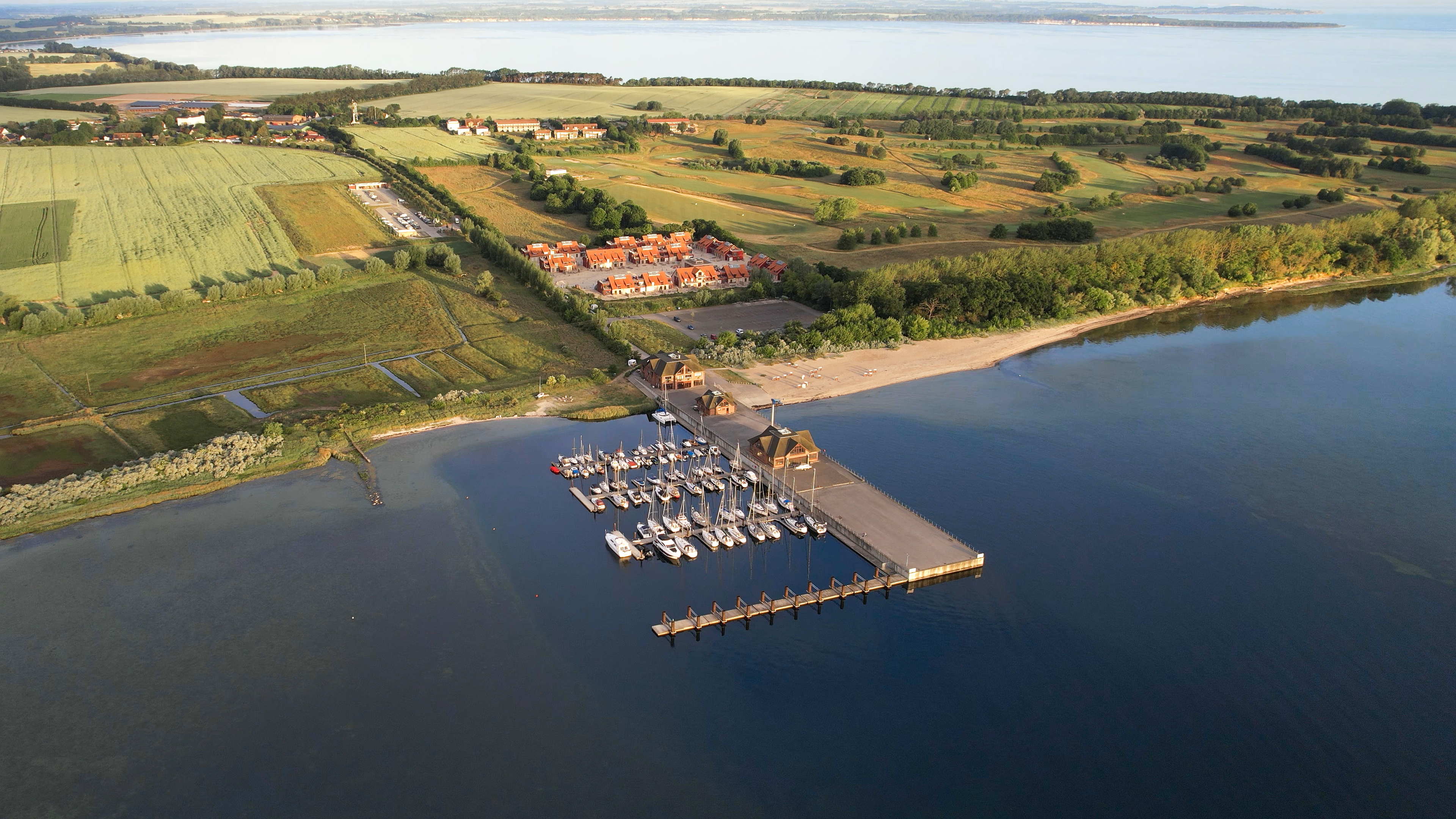 Hundehotel - Terrasse - Mecklenburg-Vorpommern - Drohnenaufnahme vom Bades Huk Resort - Bades Huk