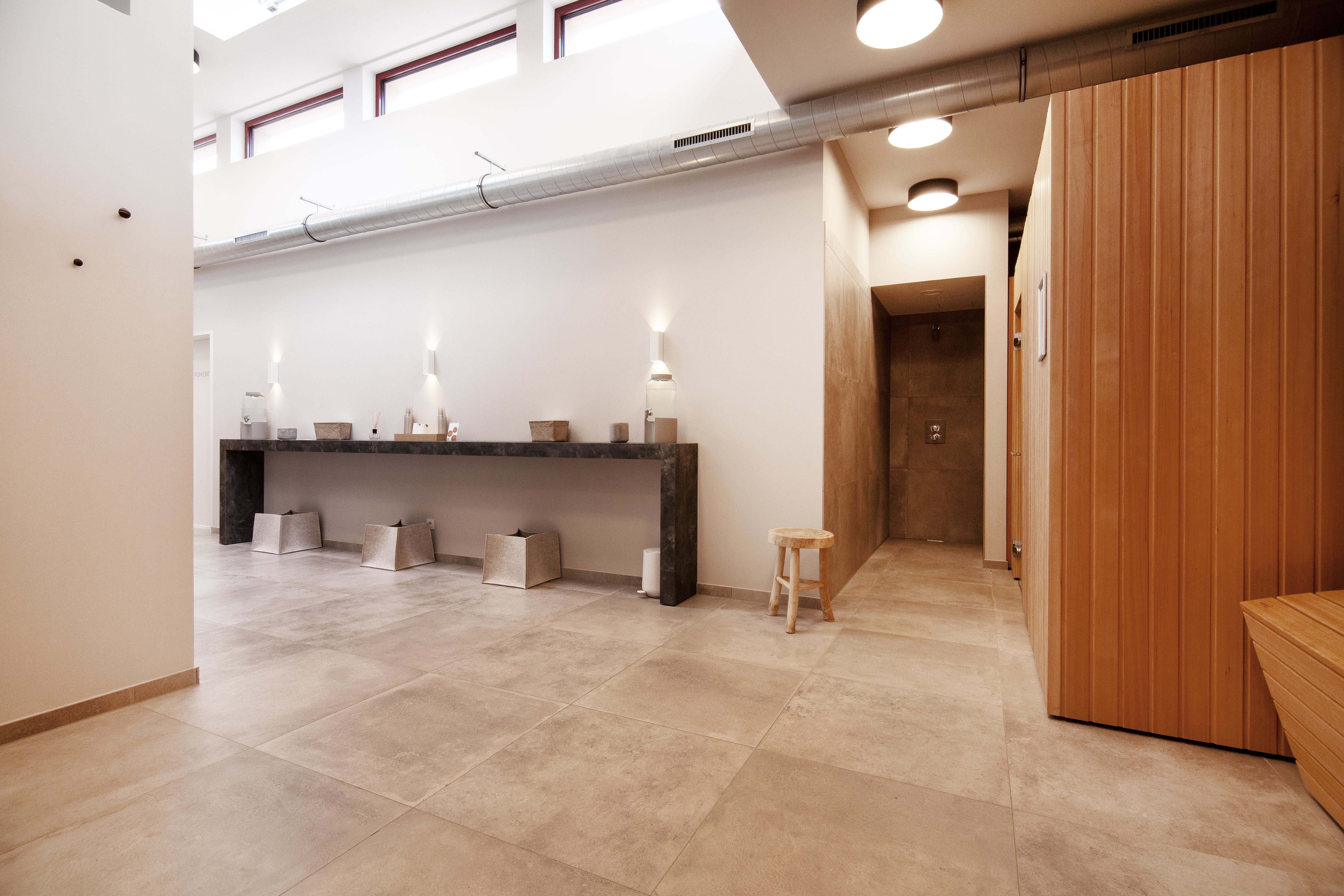 Ferienhaus mit Hund: Eingebettet in die Dünenlandschaft erwarten Sie zwei Saunen, Infrarotliegen und ein gemütlicher Ruheraum. Ideal für ruhige Stunden nach langen Strandspaziergängen oder aktiven Tagen an der frischen Seeluft. - Bades Huk