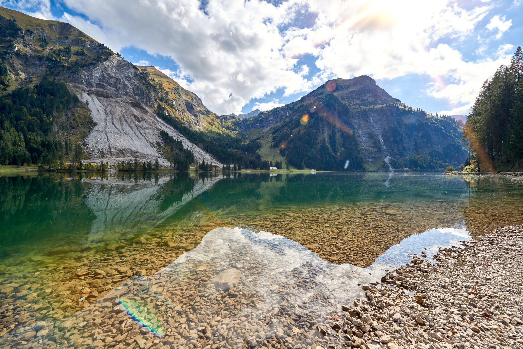 Urlaub-mit-Hund: Abkühlung nach einem Spaziergang zum Visalpsee - Hotel Schwarzer Adler