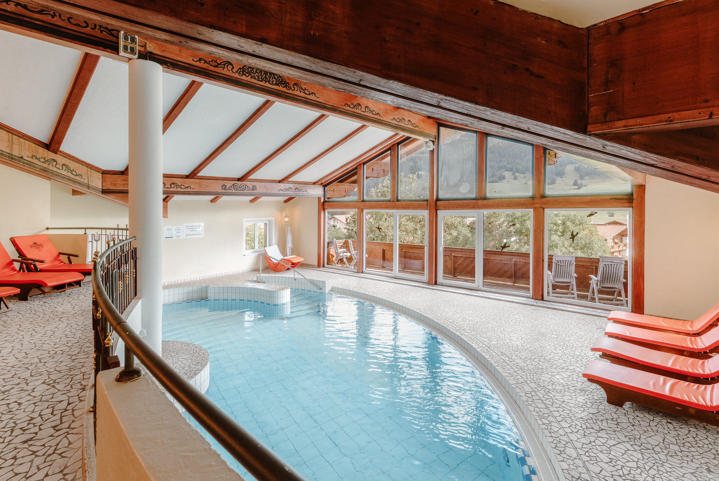 Hundehotel - Hund im Restaurant erlaubt - Sonthofen - Innenpool in der 4. Etage - Hotel Schwarzer Adler