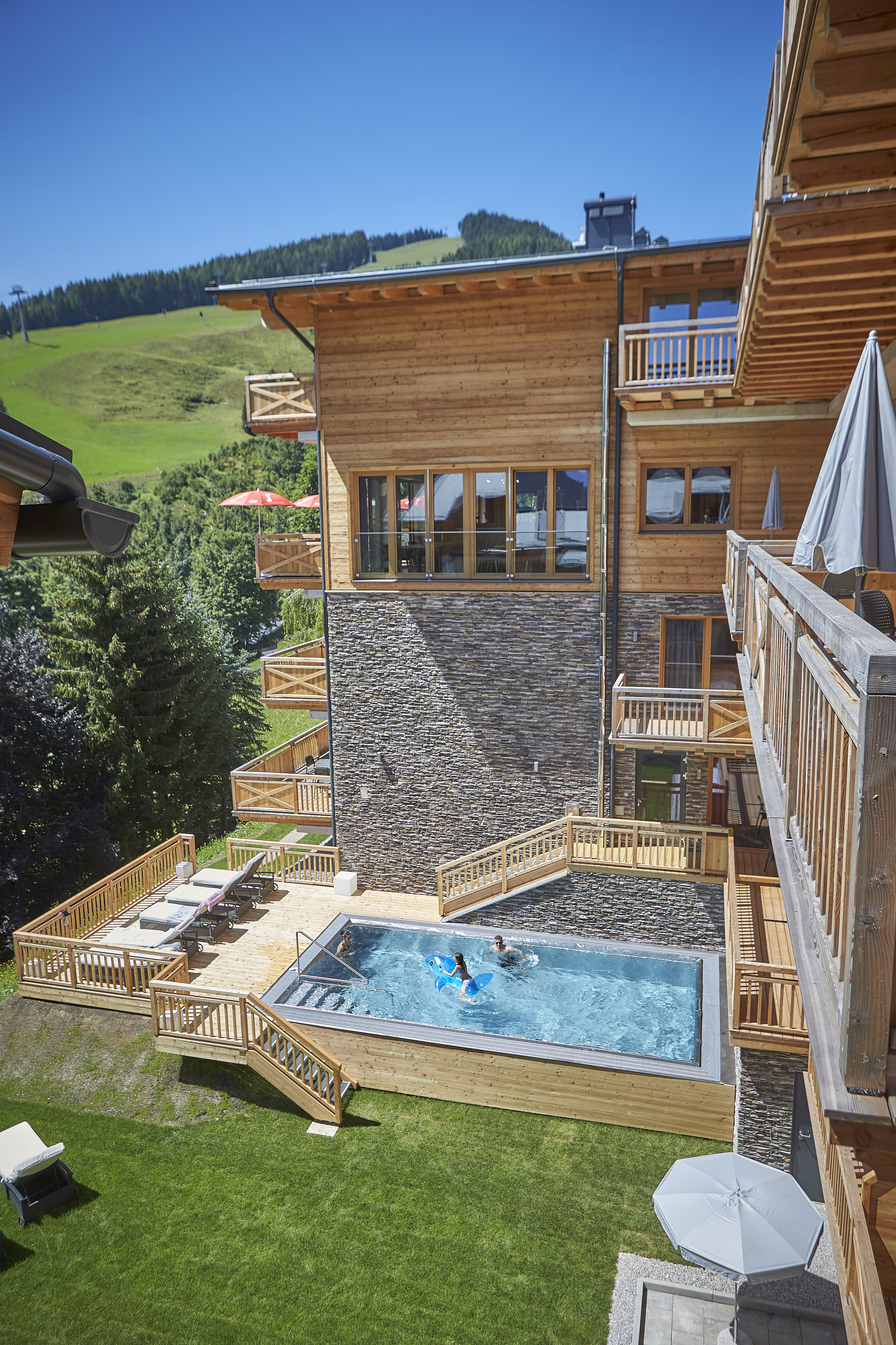 Urlaub-mit-Hund: Sonnleiten Pool Sommer - AlpenParks Hotel & Apartment Sonnleiten Saalbach - Wasser | Wellness