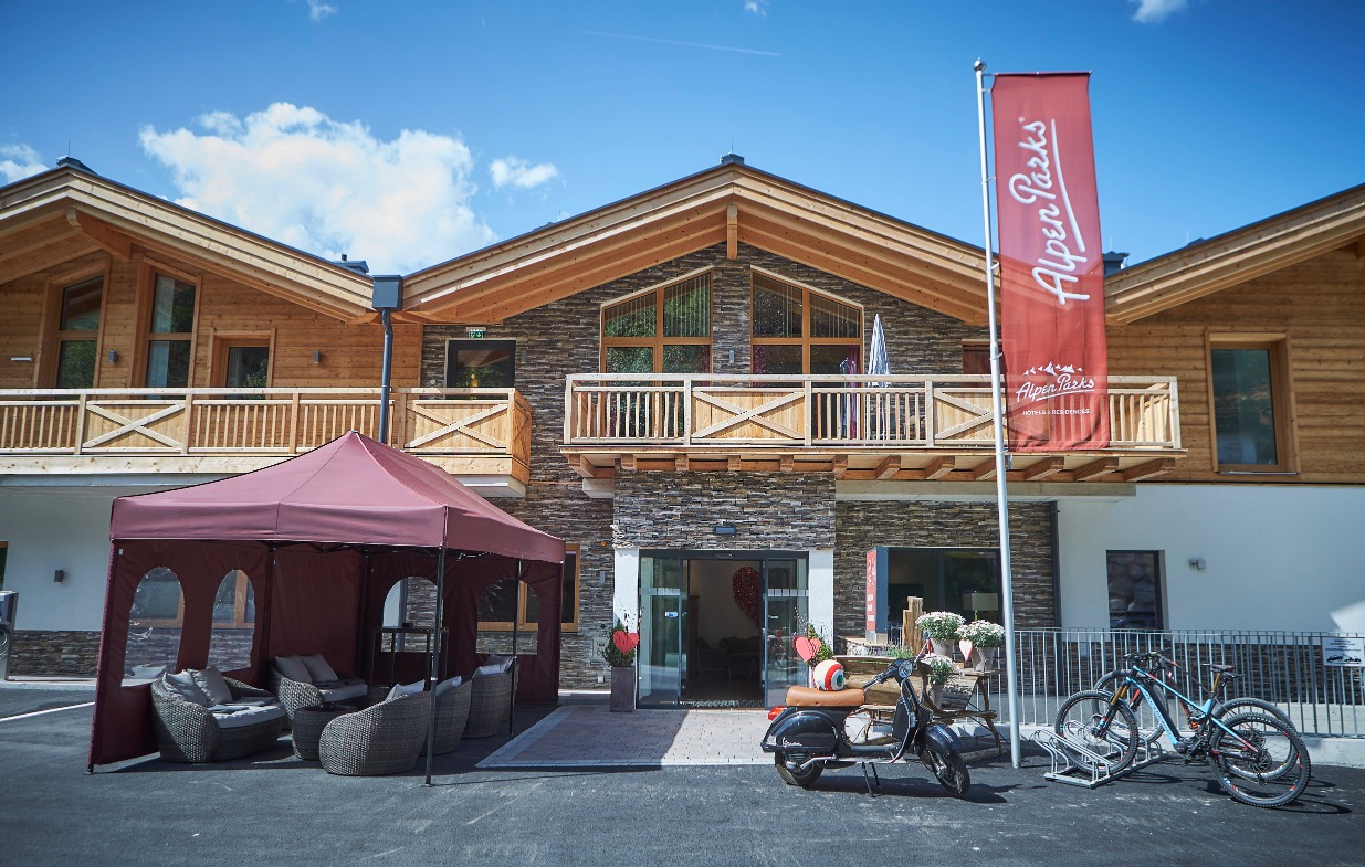 Urlaub-mit-Hund: Eingangsbereich - AlpenParks Hotel & Apartment Sonnleiten Saalbach - Haus | Umgebung