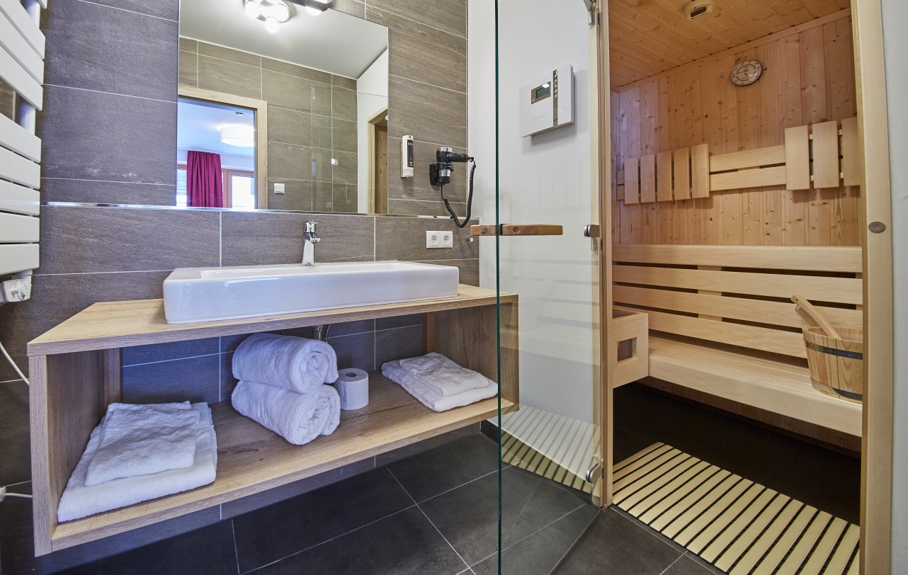 Urlaub-mit-Hund: Bad mit privater Sauna - AlpenParks Hotel & Apartment Sonnleiten Saalbach - Wohnen | Schlafen