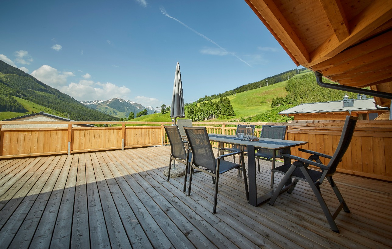 Urlaub-mit-Hund: Terrasse - AlpenParks Hotel & Apartment Sonnleiten Saalbach - Haus | Umgebung