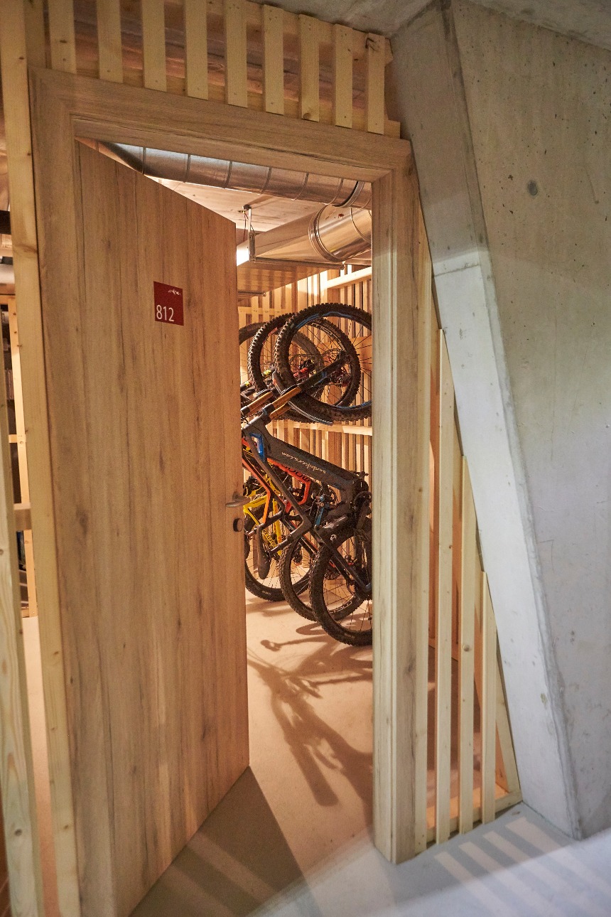 Urlaub-mit-Hund: Bike Storage - AlpenParks Hotel & Apartment Sonnleiten Saalbach - Haus | Umgebung