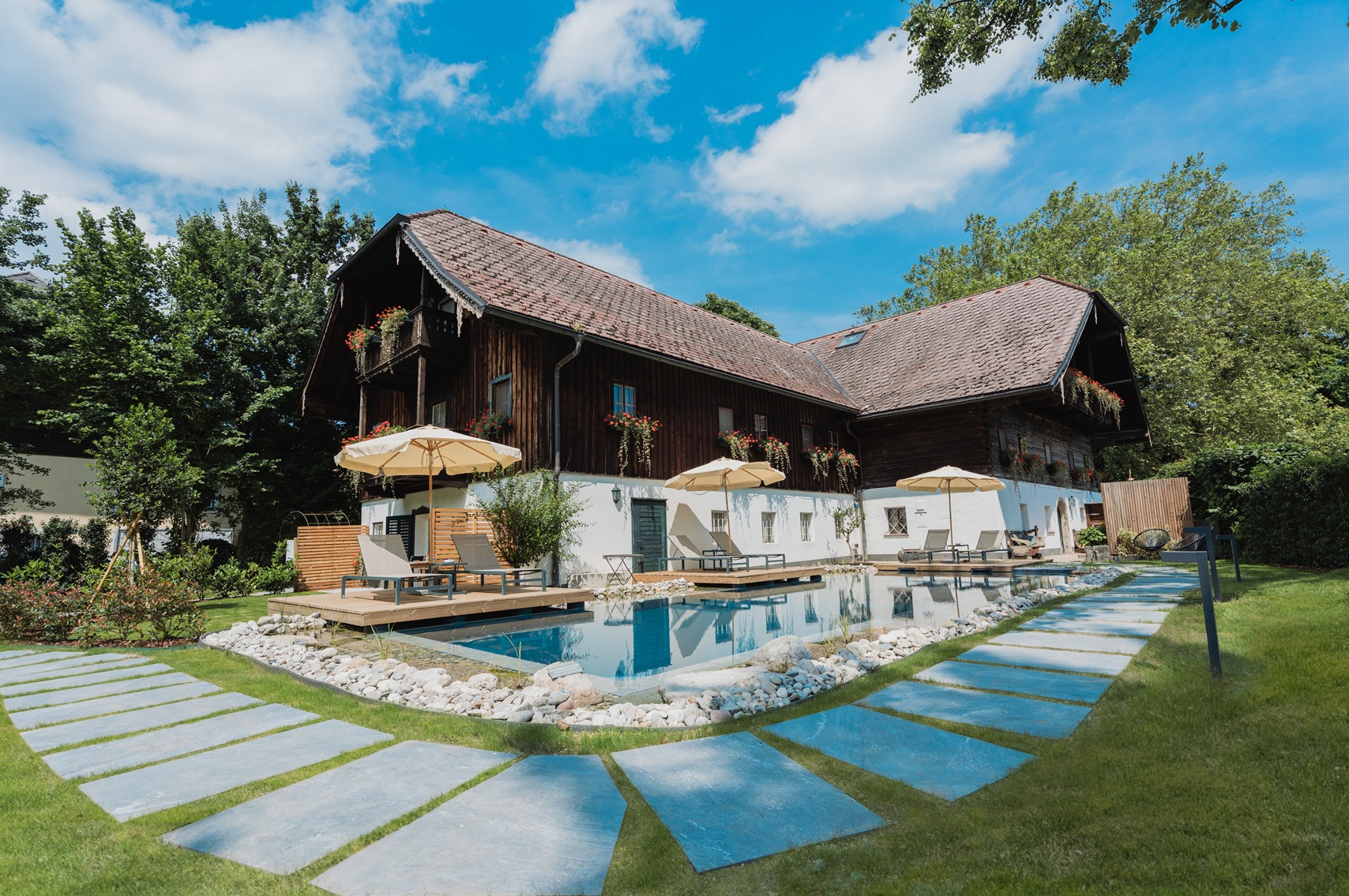 Urlaub-mit-Hund: Naturpool Schlosswirt zu Anif - Schlosswirt zu Anif - Wasser | Wellness