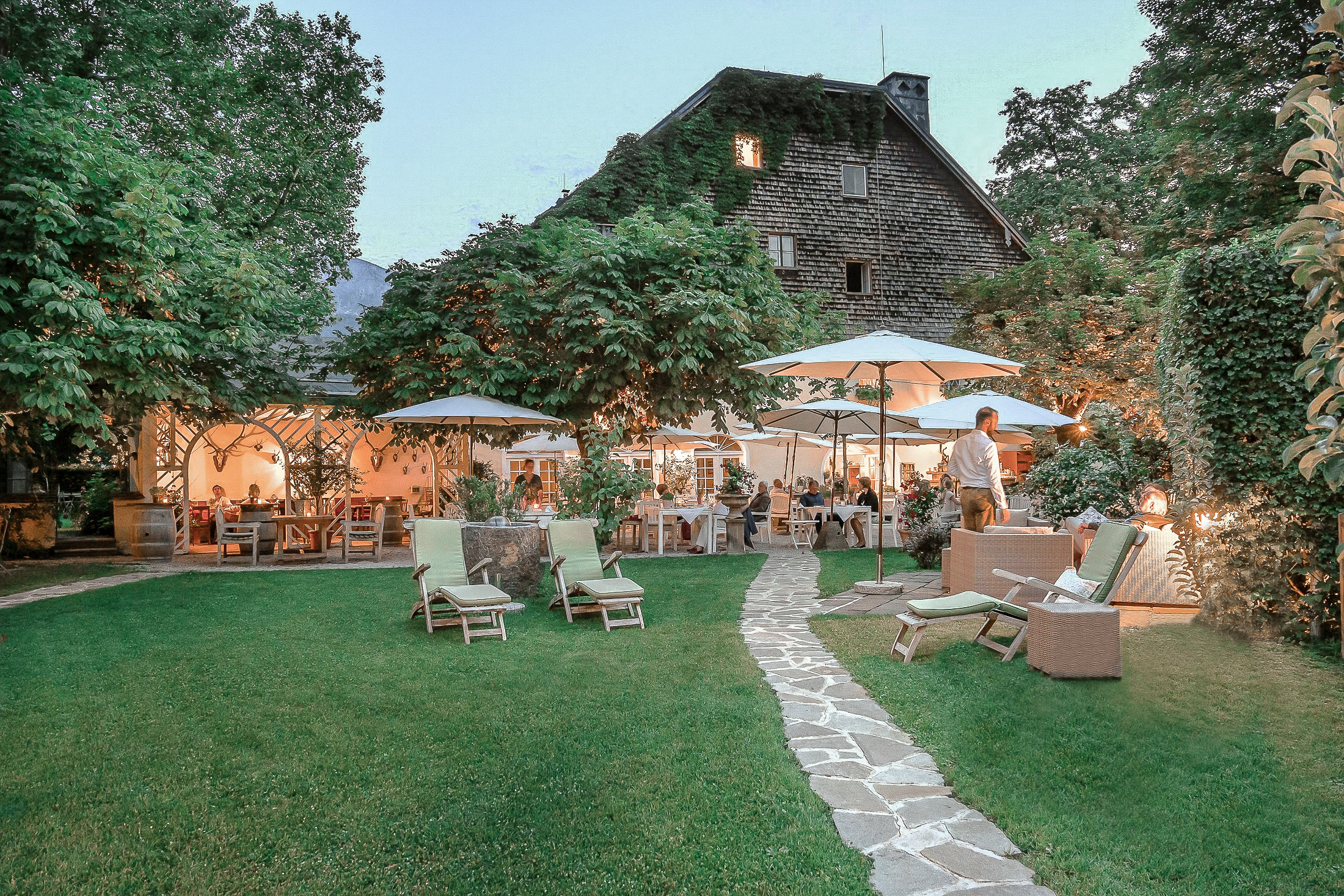 Hundehotel - Österreich - Gartenansicht Schlosswirt zu Anif - Schlosswirt zu Anif