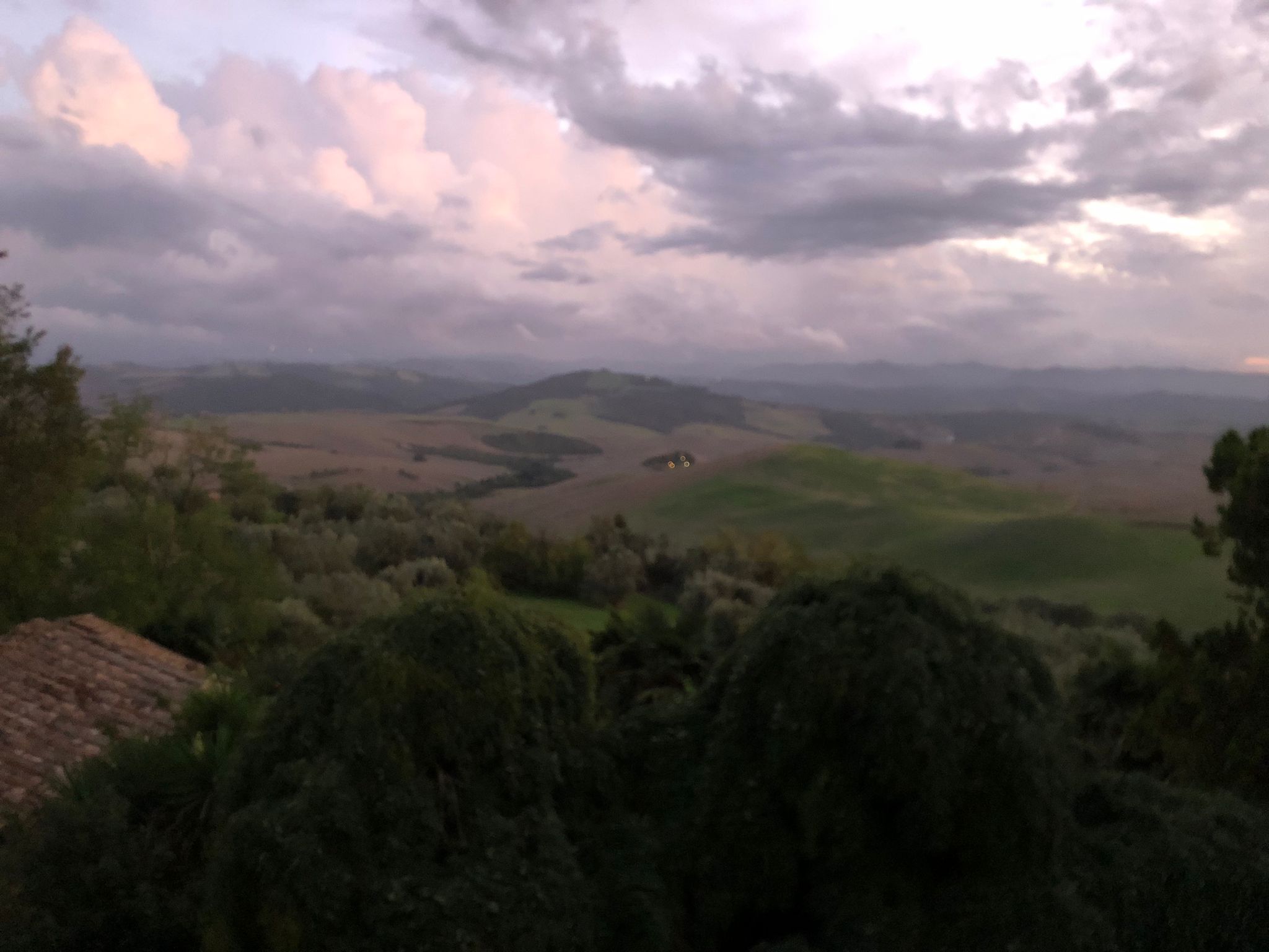 Urlaub-mit-Hund: Gewitterwolken über dem Val di Cecina, Blick vom Haus aus - Le Guadalupe by Luigi - Haus | Umgebung