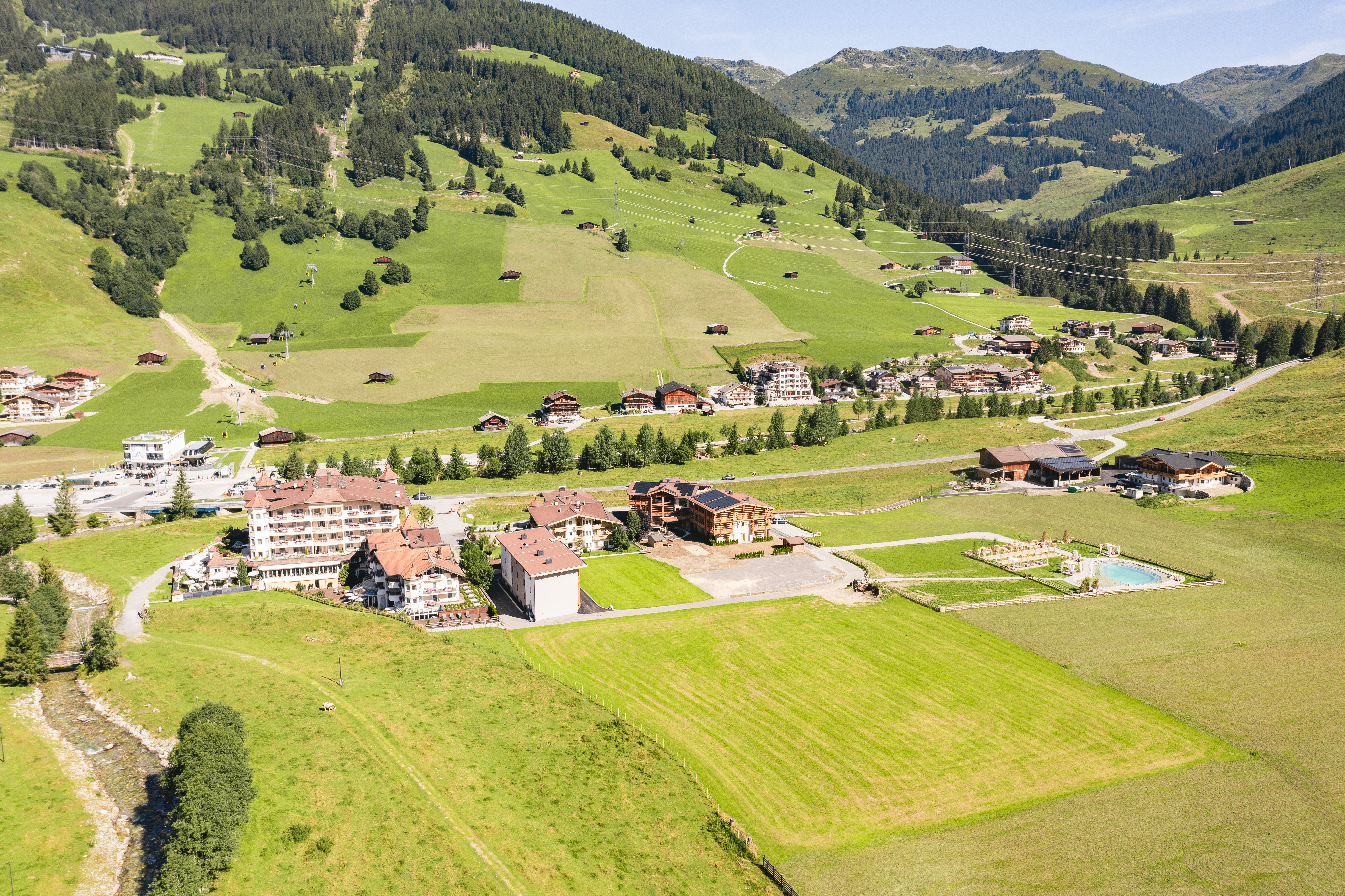 Urlaub-mit-Hund: Aussenanlagen - Traumhotel Alpina 4 Sterne Superior Luxushotel