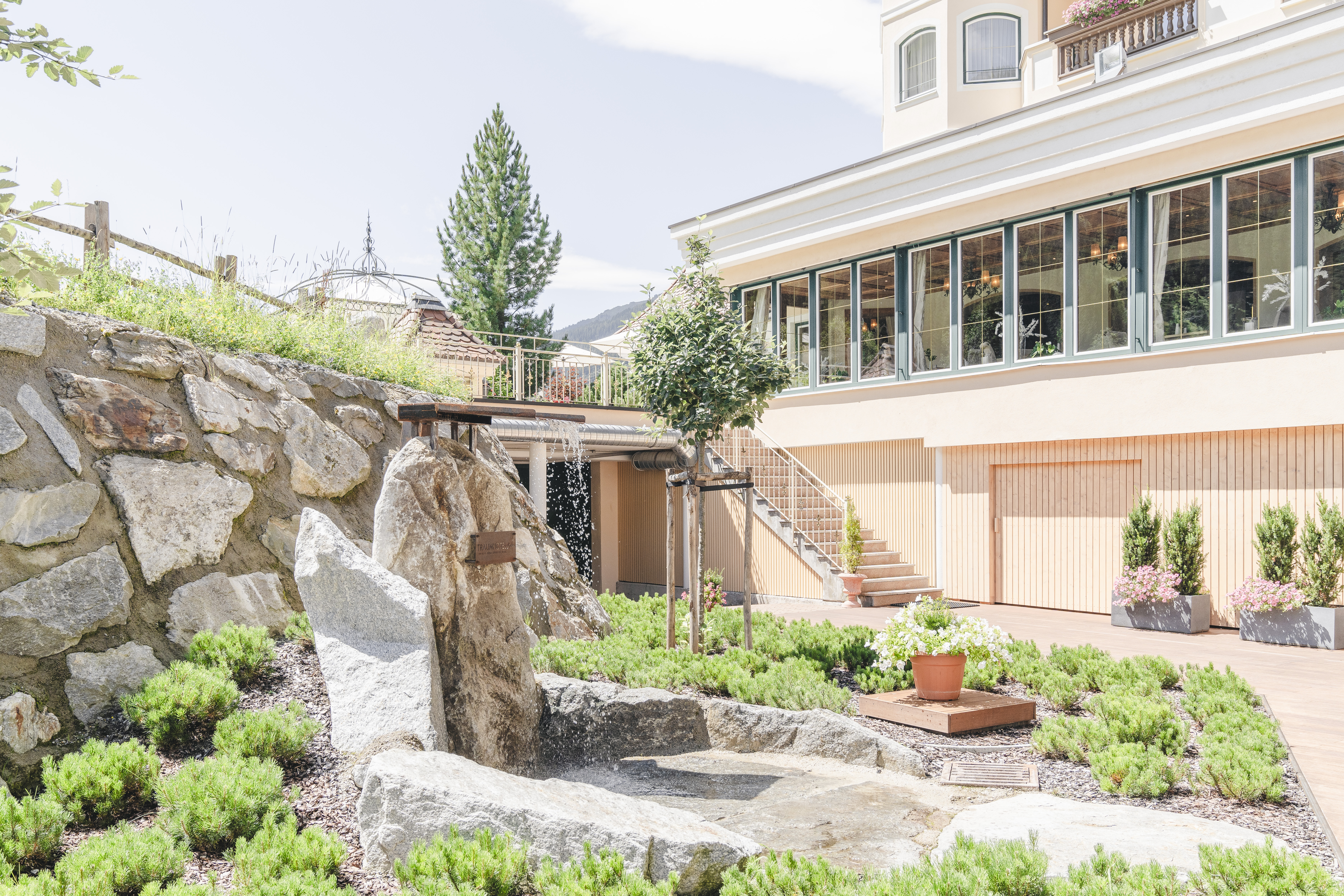 Urlaub-mit-Hund: Bergfrische ---Abkühlung - Traumhotel Alpina 4 Sterne Superior Luxushotel