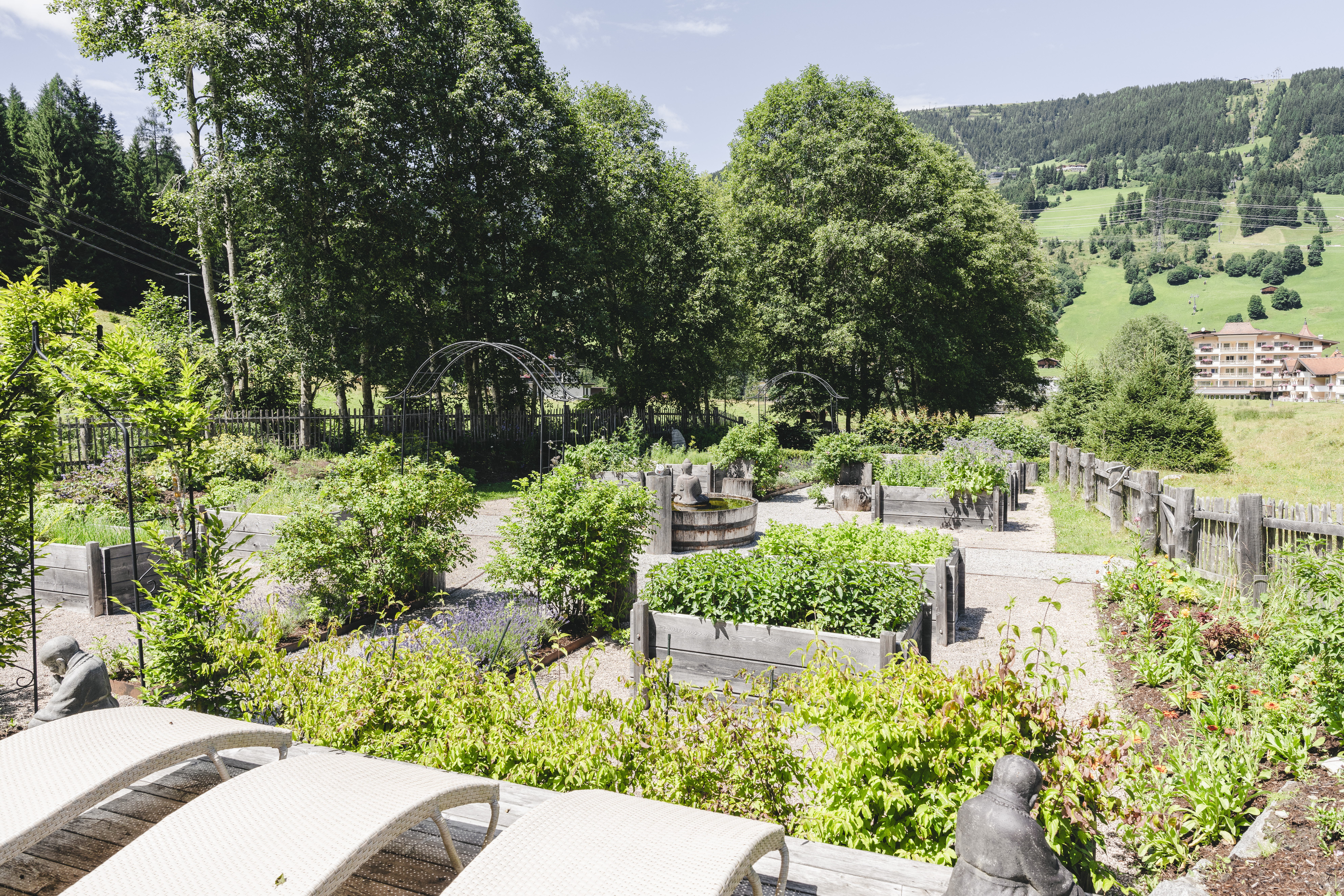 Urlaub-mit-Hund: Kräutergarten - Traumhotel Alpina 4 Sterne Superior Luxushotel