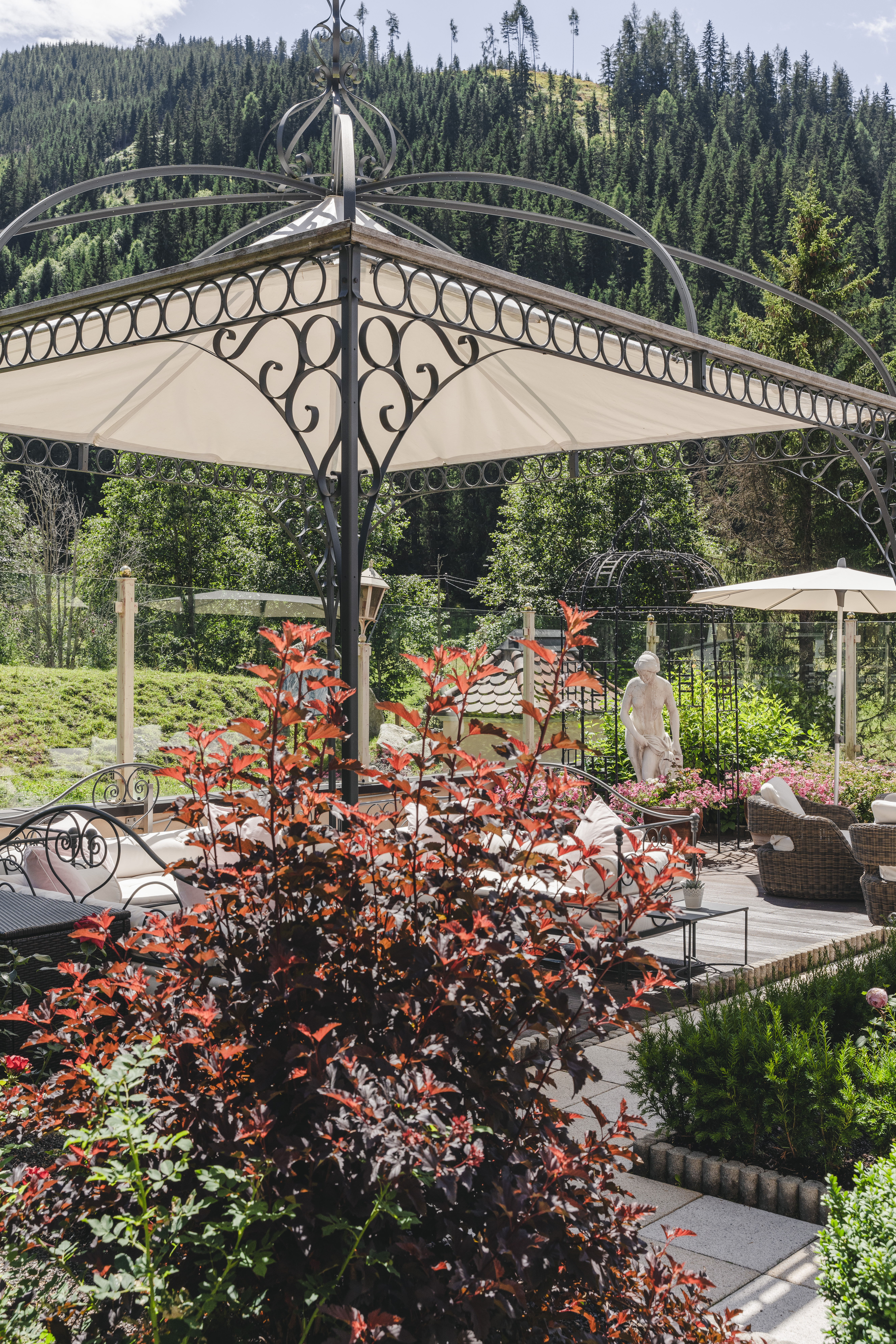 Urlaub-mit-Hund: Terrasse - Traumhotel Alpina 4 Sterne Superior Luxushotel