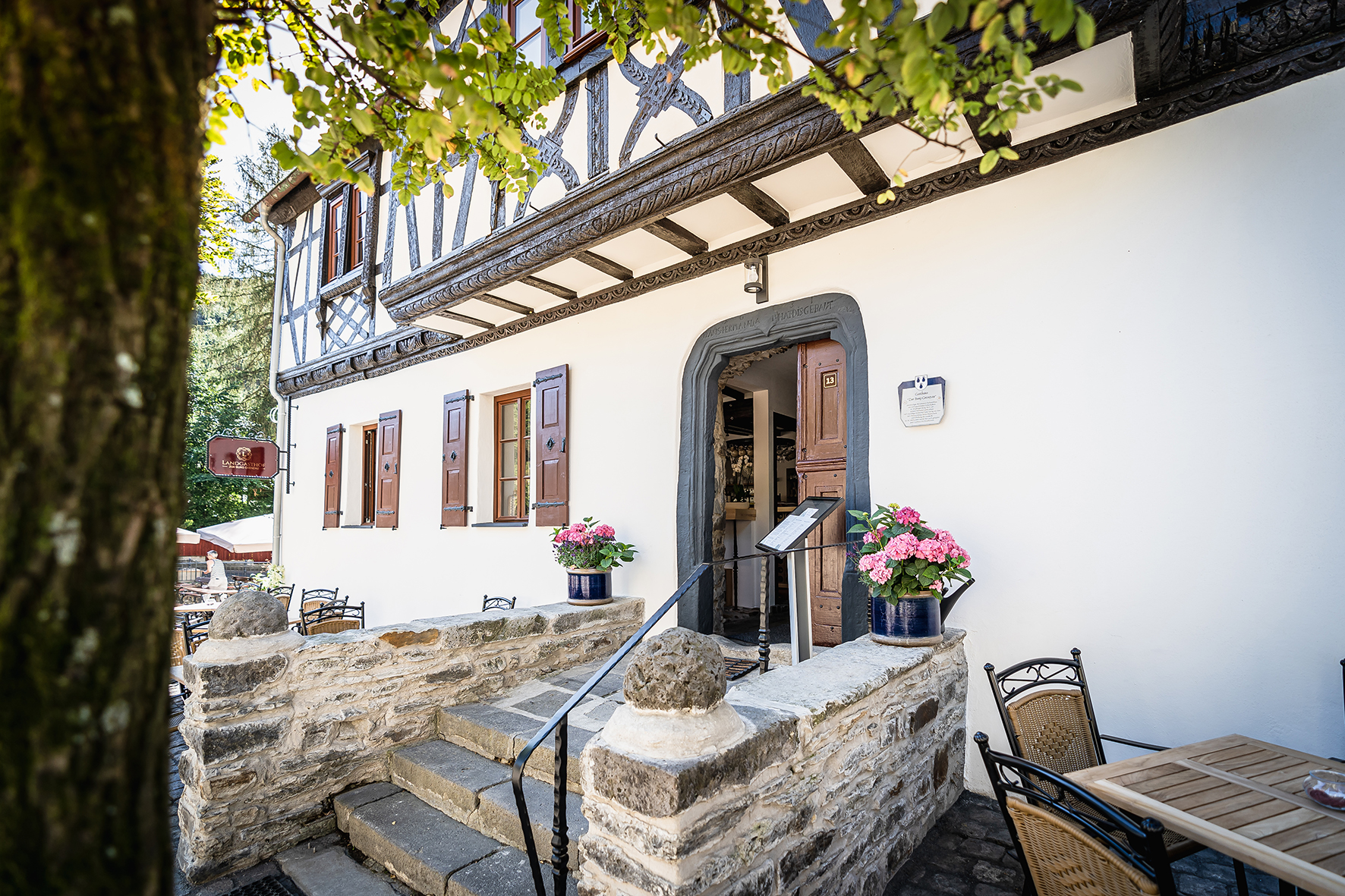 Urlaub-mit-Hund: Eingang Gasthaus und Burgcafé - Landgasthof zur Burg Grenzau