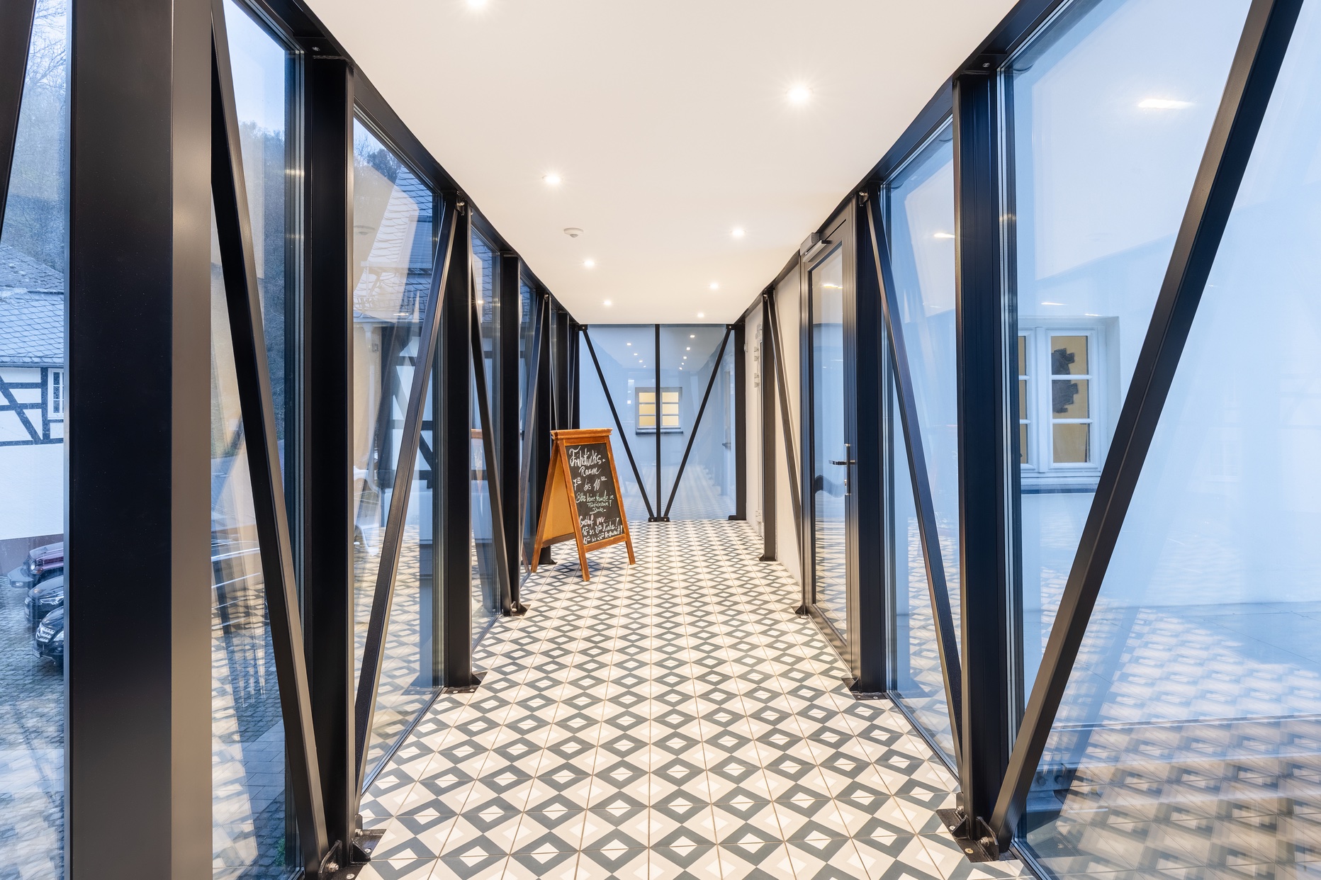 Urlaub-mit-Hund: Walkway zwischen Hotel und Frühstücksraum - Landgasthof zur Burg Grenzau