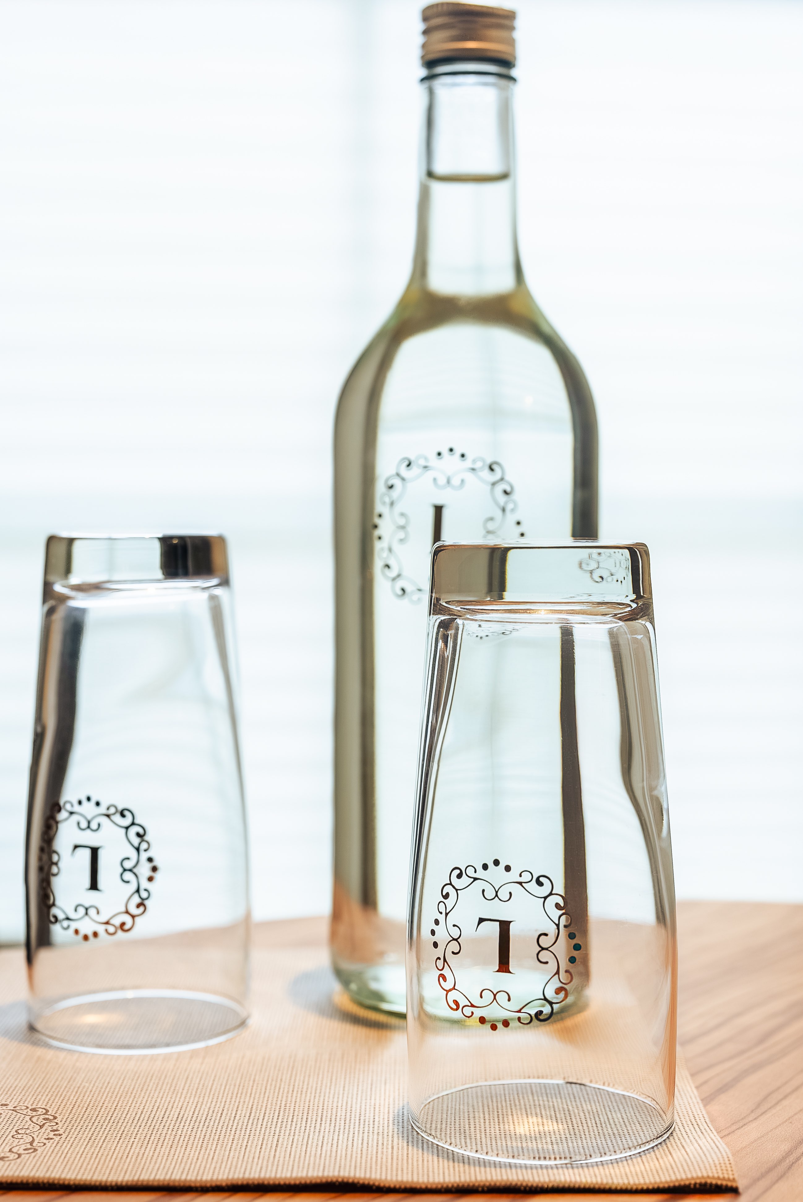 Urlaub-mit-Hund: Flasche und Gläser mit Logo - Landgasthof zur Burg Grenzau