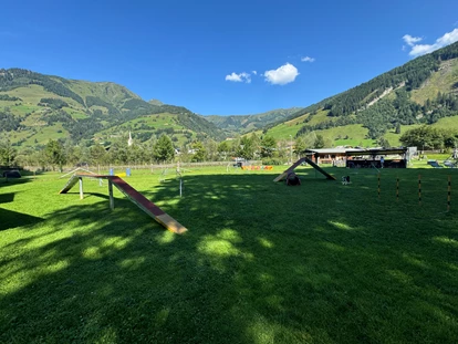 Hundehotel - WLAN - Berchtesgaden - Unser DogCenter mit Agility-Parcours - Hotel Grimming Dogs & Friends