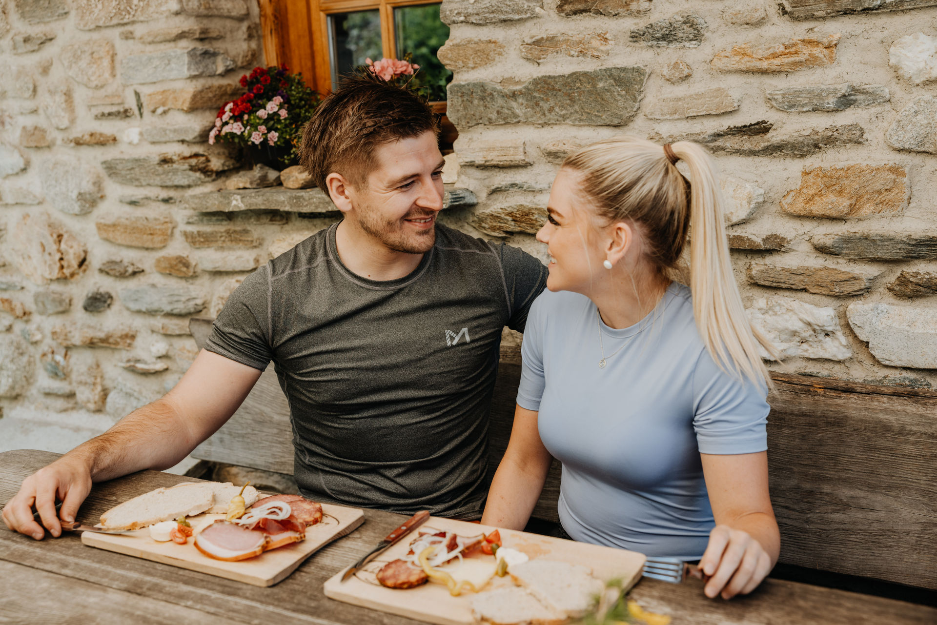 Urlaub-mit-Hund: Eine gute Jause auf der Alm.  - Hotel Grimming Dogs & Friends